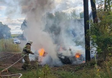 ​Горение автомобиля в деревне Лобазовка Октябрьского района потушено