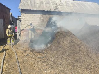 ​Огнеборцы ПЧ Обоянского района на ликвидации очага горения вблизи сарая