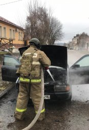 ​Рыльские огнеборцы на тушении возгорания в автомобиле