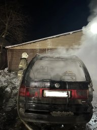 ​Обоянские огнеборцы на тушении автомобиля