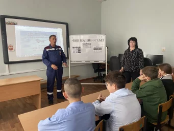 ​Урок безопасности по ГО вместе с огнеборцем ОП Верхний Любаж Фатежского района