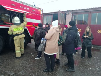 ​Экскурсия в пожарную часть Октябрьского района: погружение в мир героев огня