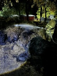 Тление тюкованного сена в с. Паники Медвенского района ликвидировано Тление тюкованного сена в с. Паники Медвенского района ликвидировано