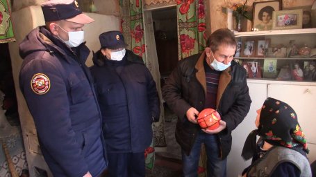 В домах жителей Конышевского района продолжается работа по установке самосрабатывающих огнетушителей