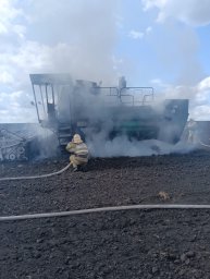 ​Обоянские пожарные потушили комбайн