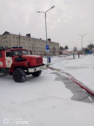 ​Рыльские огнеборцы оказали помощь в заливке катка