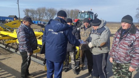 ​В Хомутовском районе проведен противопожарный инструктаж с работниками ООО "Велес-Агро"