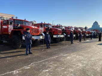 В День спасателя Роман Старовойт вручил пожарным ключи от новой техники