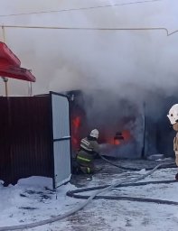 В Обояни Курской области в гараже загорелся автомобиль