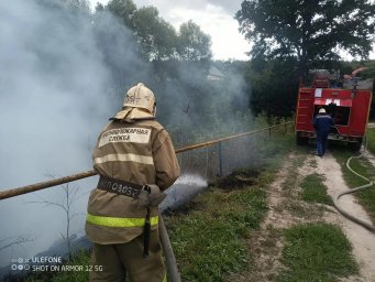 Огнеборцы ПЧ Обоянского района на тушении возгорания