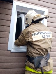 Рыльские огнеборцы оказали помощь