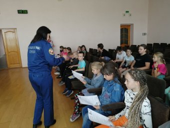 ​В летнем пришкольном лагере Медвенского района детям напомнили правила пожарной безопасности