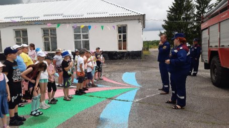 ​В пришкольном лагере Рыльского района с детьми проводятся беседы "Мои безопасные каникулы"