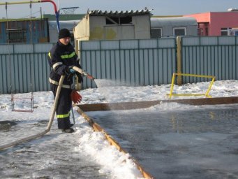 Пожарные залили каток для воспитанников детского сада "Сказка" г. Обоянь