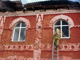 ​В Курской области потушили возникший из-за обстрела ВСУ пожар на крыше здания
