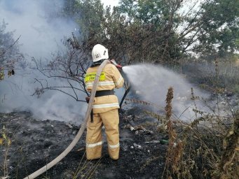 ​Огнеборцы ПЧ Курского района на ликвидации двух очагов горения