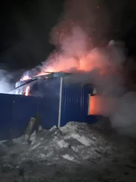 ​Огнеборцы ПЧ Тимского района на тушении пожара
