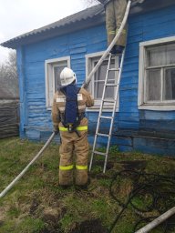 ​Рыльские борцы с огнем на тушении пожаров