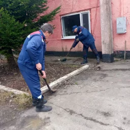 ​Огнеборцы на субботнике. Порядок в подразделениях &mdash; залог безопасности!
