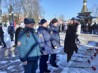 Цветы от пожарных на Аллее славы
