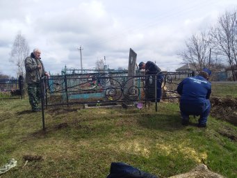 Солнцевские пожарные помогли в установке оградки на могиле погибшего в 1976 г. коллеги