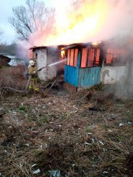 ​Горение бесхозного строения в п. Хомутовка ликвидировано