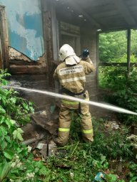 Возгорание мусора в бесхозном строении ликвидировано