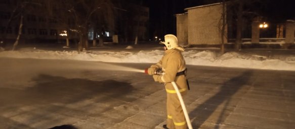 Тимские пожарные помогли залить каток