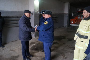 ​Глава Конышевского района вручил пожарную мотопомпу начальнику поста с.Васильевка