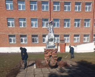 ​Суджанские пожарные помогли в уборке памятного объекта