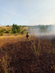 ​Огнеборцы ПЧ Рыльского района на тушении сухой травы
