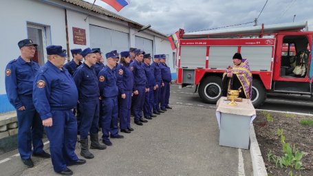 В Медвенском районе священик поздравил пожарных с профессиональным праздником (видео)