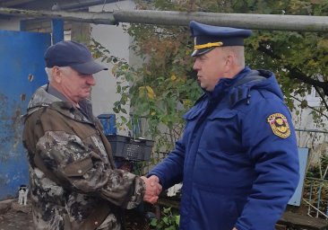 ​Хомутовские огнеборцы в гостя у ветерана