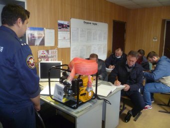 ​В пожарной части Медвенского района проходило обучение мотористов добровольных пожарных дружин