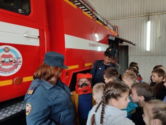 ​Рыльские школьники в гостях у пожарных