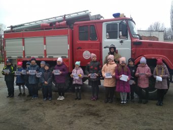 ​Учеба в золотухинских школе и детском садике правилам пожарной безопасности.