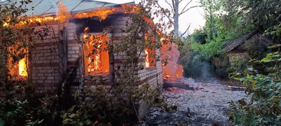 ​Загорание бесхозного строения в с. Вышний Дубовец