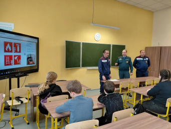 ​"Классная встреча" с огнеборцами Фатежской пожарной части