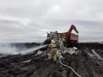 ​Пристенские огнеборцы на тушении трактора