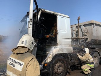 Конышевские пожарные тушили большегруз