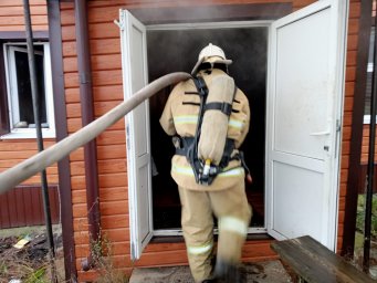​Медвенские огнеборцы потушили пожар в бытовом помещении
