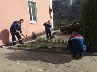 Мантуровские пожарные провели субботник