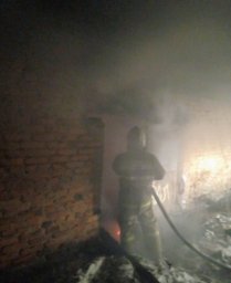 ​Возгорание бесхозного строения ликвидировано Рыльскими пожарными