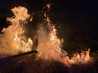 Обоянские борцы с огнем на тушении сухой растительности