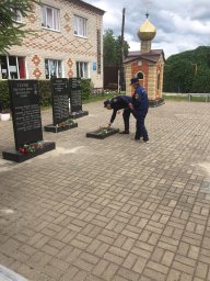 В Октябрьском районе возложили цветы в "Сквере Героев"