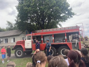 ​Обоянские пожарные на учениях в детском лагере