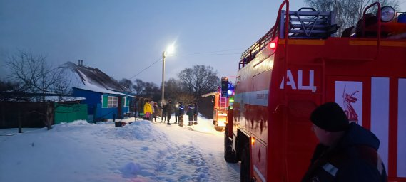 ​Огнеборцы ПЧ Поныровского района на тушении сарая