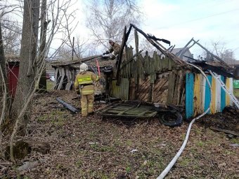 ​Огнеборцы ПЧ Золотухинского и Поныровского районов на тушении хозяйственных построек