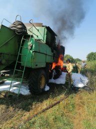 ​Хомутовские пожарные потушили комбайн