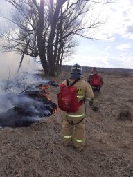 Хомутовские пожарные ликвидируют горение сухой травы